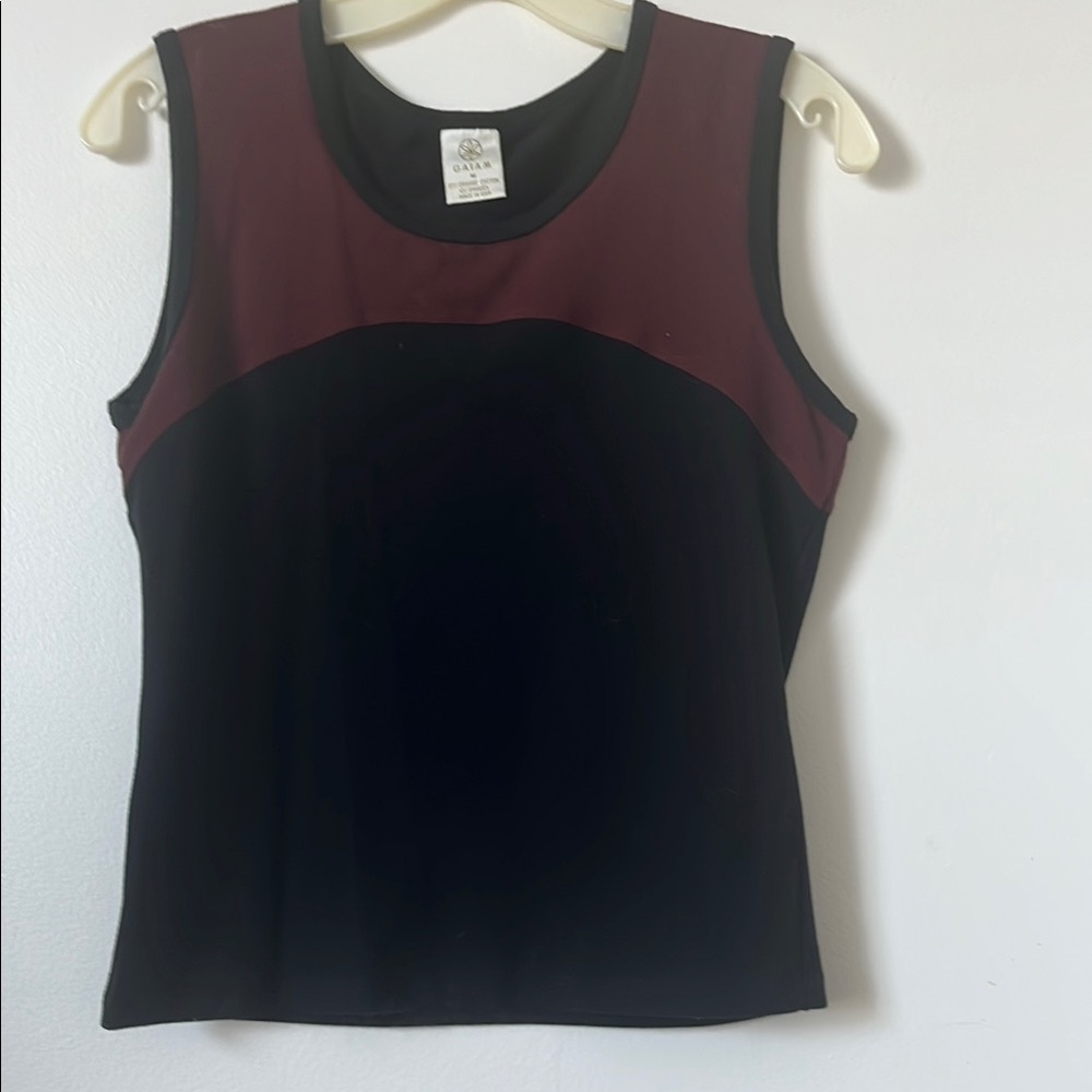 GAIAM Red and Black Fitted Sleeveless Tank Top